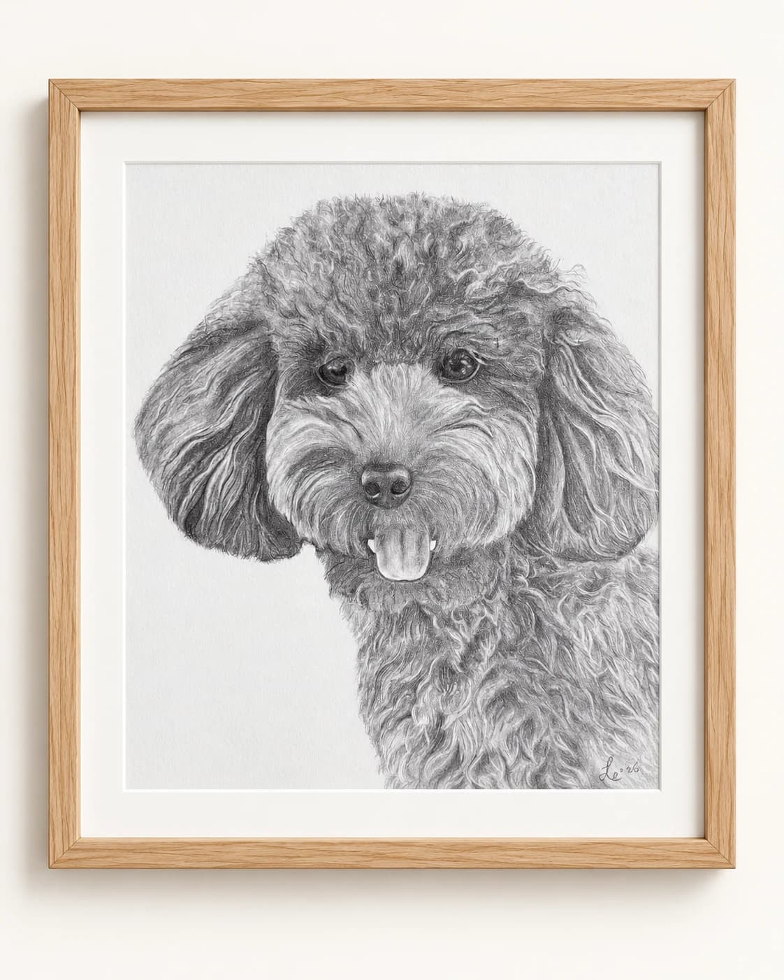 Een getekend portret van een hond, met een lichte passe-partout in een houten lijst.