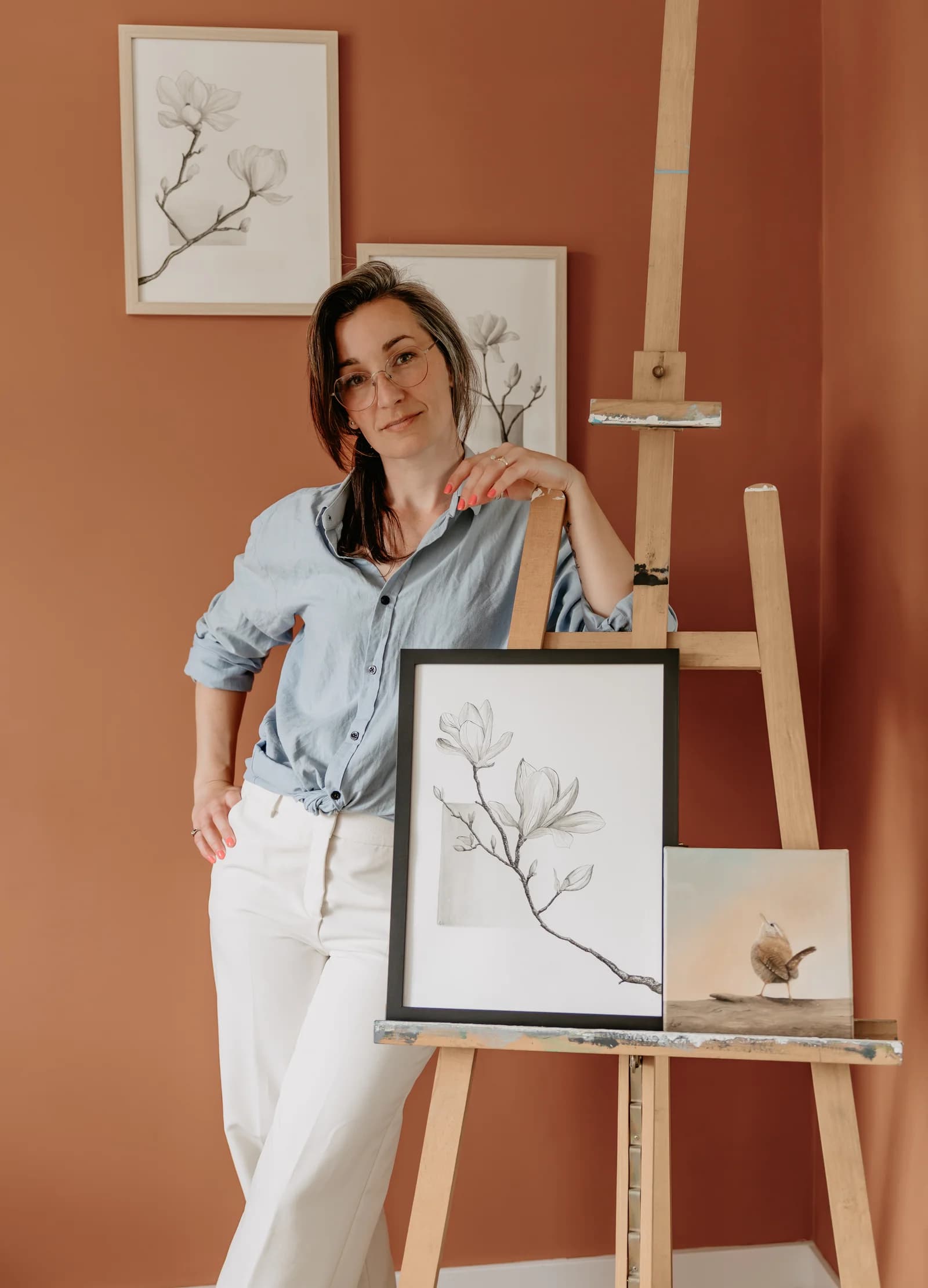 Leonie Wiering naast haar ezel met botanische tekeningen.