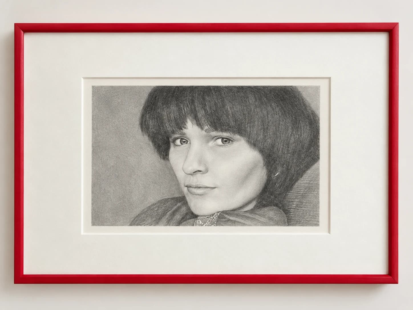 Een getekend portret met donker haar, met passe-partout in een rode lijst.