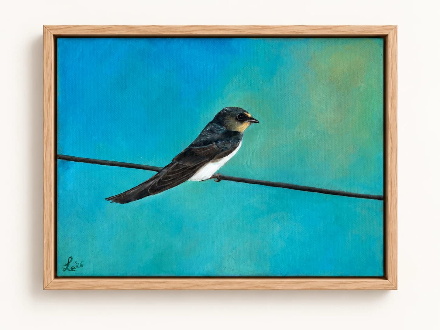 Een vogel op een draad tegen een turquoise achtergrond, in een houten lijst.